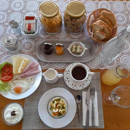 Bed & Breakfast & Poppy Rose