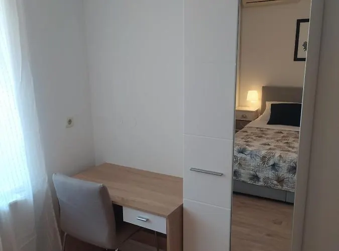 & Poppy Rose 3* Zára