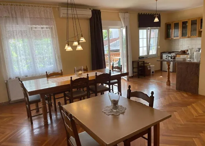 לינה וארוחת בוקר & Poppy Rose